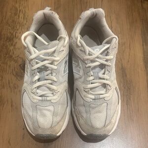 New Balance Kids Sneakers in Off-White/Cream